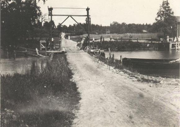 Vuosien 1904 ja 1933 välillä täältä oli Helsinkiin säännöllinen höyryalusliikenne.