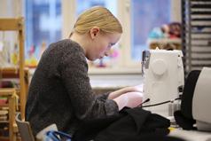 Lähikertoja ryhmälle on kaksi, jonka jälkeen jokaiselle on vielä yksi henkilökohtainen ohjauskerta. Kerrataan opit ja laitetaan maton kutominen alkuun.