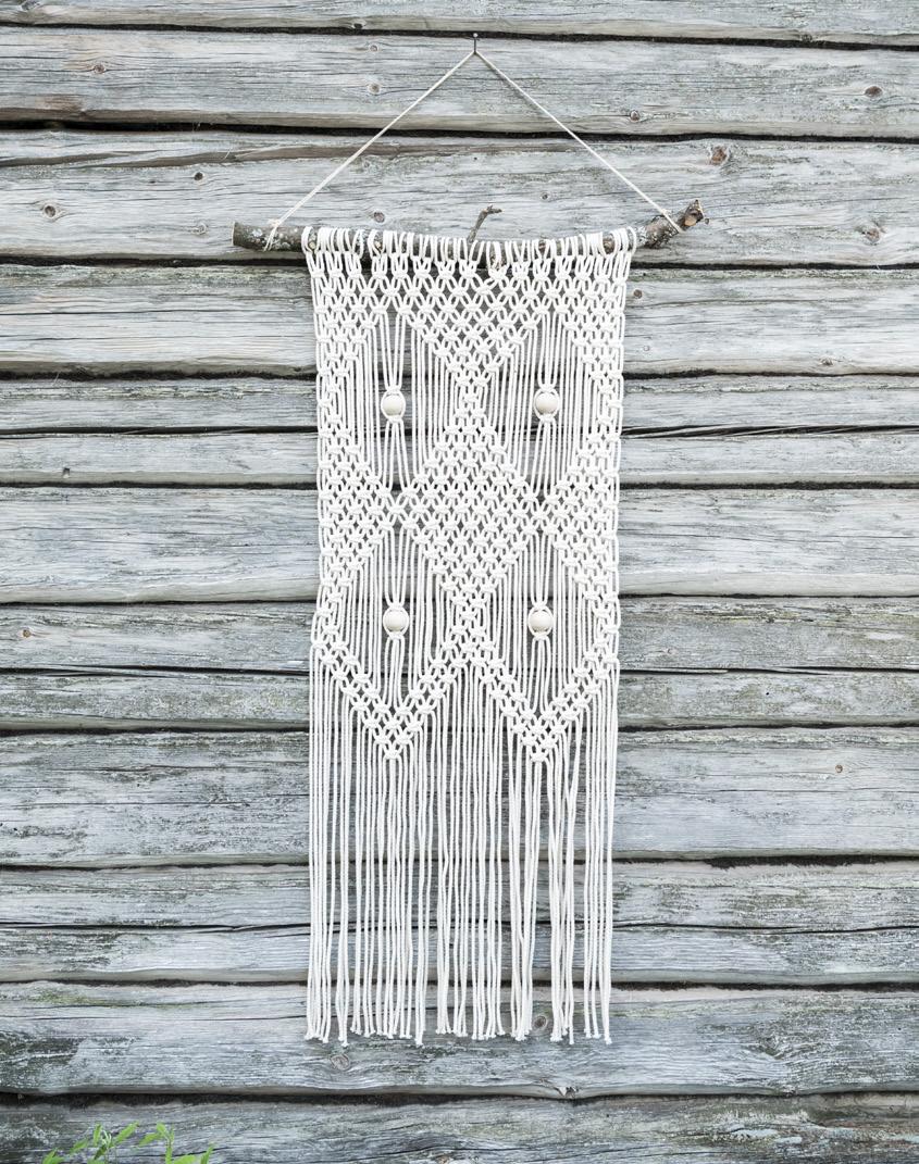 MAKRAMEE- SEINÄTEKSTIILI PUUPALLOILLA Suunnittelu ja malli: Anni Heikkinen / Taito Itä-Suomi Tekniikka: Makramee, leivonpääsolmu ja kaksoistasosolmu Mallityön koko: 56 x 140 cm.