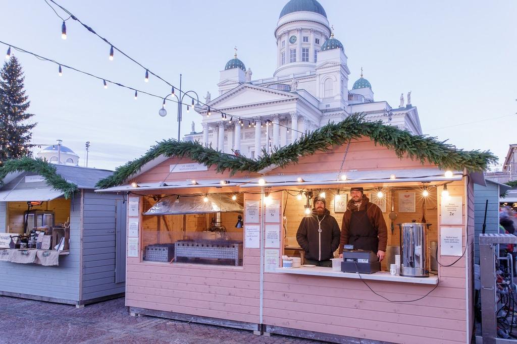 TUPLAMÖKKI Tuplamökin mitat leveys n. 5,0 m, syvyys n. 2,0 m. Kaksi myyntitiskiä. Sähkö 2 x 230V. Tuplamökkejä mahtuu tapahtuma-alueelle rajoitettu määrä.