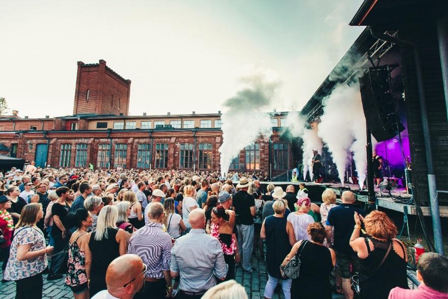 74 Arviointikertomus 2018 IskelmäKesä heinäkuussa 2018 (kuva: Teemu Heikkilä) Arviointi: Villatehtaan alue on vakiinnuttanut asemansa suuria yleisömääriä keräävien ulkoilmatapahtumien paikkana.