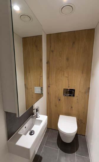 ohjekorttiehdotus 9 4.6 Sauna Pesu- ja pukutilojen yhteydessä oleva sauna lisää yleistä työviihtyvyyttä ja on perusteltu varsinkin, jos henkilöstötiloihin liittyy kuntosali, monikäyttötila tms. 4.7 Pukutilojen wc:t Puku- ja pesutiloissa tulee olla riittävä määrä wc-tiloja.