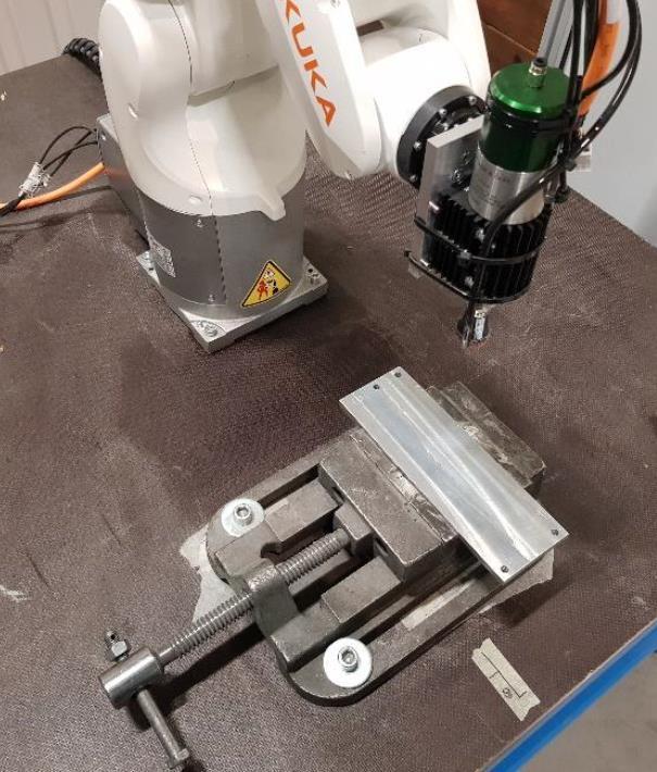 60 Kuva 28. Vasemmalla KUKA Agilus -robottikäsivarren testilaitteisto. Oikealla KUKA Iiwa -robottikäsivarren testilaitteisto. (Patria 2018, s. 11.