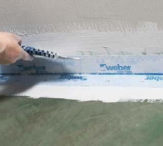 Varmista että lattian vedeneriste liittyy tiiviisti seinän vedeneristeeseen.