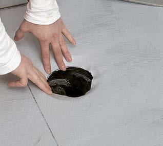 Leikkaa mattoveitsellä lattiakaivon keskiosaan ensin ohjetta pienempi reikä.