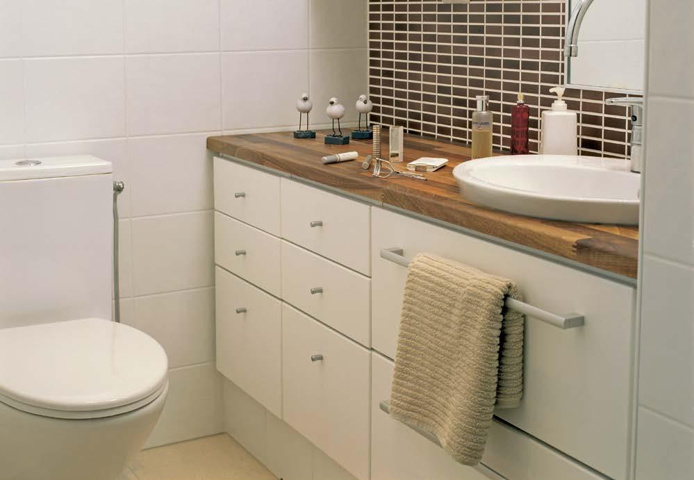 Seinä-WC kiinnitetään asennustelineeseen, joka on kiinnitetty vedeneristettyyn ja laatoitettuun pintaan. Teline - verhoillaan esim.