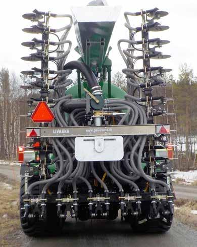 Sivulohkot nostetaan sylintereillä pystyyn ja lukitaan automaattisesti sylinterikäyttöisillä salpalukituksilla. Kuljetuksessa multaimen maavara on suuri.