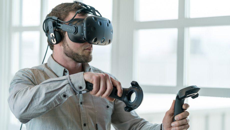HTC Vive Focus, Oculus Go Liikeseurantaan ja paikoittaimiseen useita eri menetelmiä Inside-out tracking : VR visiirissä useita kameroita joilla yritetään seurata