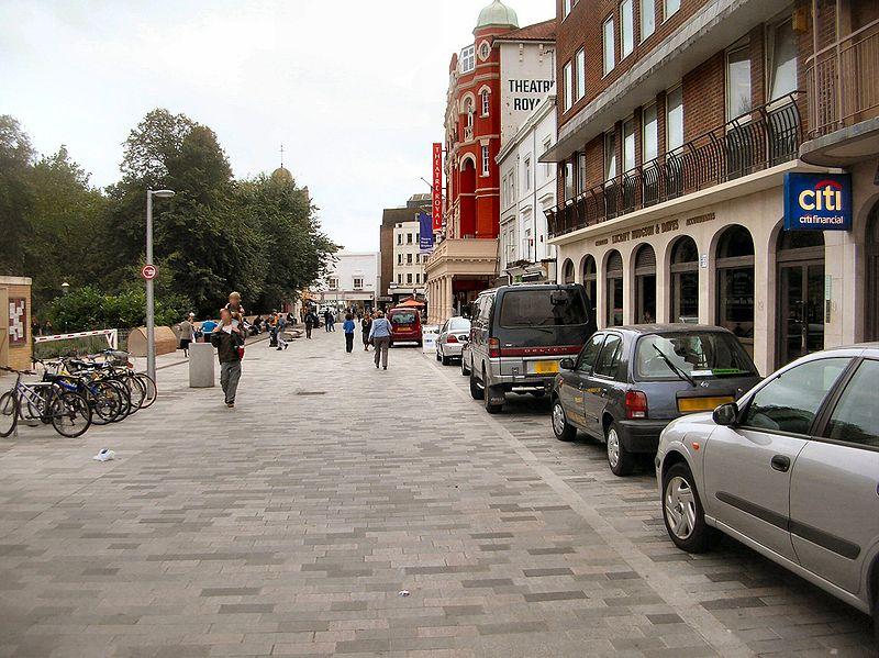 Shared Space- ajattelu Shared space -alueella kulkumuotoja ei ole eroteltu, vaan kävelijät, pyöräilijät ja autot käyttävät samaa