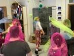 25 Kirsi 04 2018 Lenkkeiltiin Minnan ja muiden asukkaiden kanssa kaupungilla.