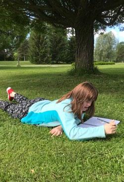 Luonnoskirjat meidän kotikaupungista Lieksasta ja jatkoimme myös torilla ja samalla alkoi iltatori myös. Musiikkia. Jatkettiin töitä. Luonnosteltiin toista taulunpohjaa.