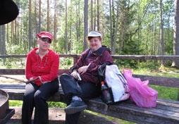 Oltiin lähdössä katukahvilaan juomaan päiväkahvit, kun yllätysvieras yllätti meidät Lieksan Leipomon edessä. Ja oli yllätysten päivä tänään luvassa.