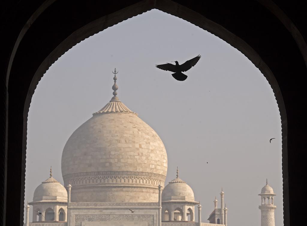 La 28.3.2020 Agra - Khajuraho (A, P) Tänään tutustumme Taj Mahalin satumaiseen hautamausoleumiin Jamunajoen varrella.