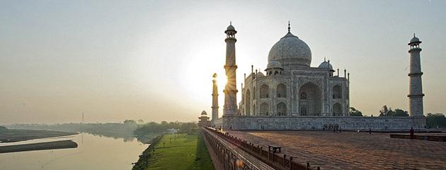 Taj Mahalin hautamausoleumi valmistui vuonna 1653 noin 20 vuotta kestäneen rakennusprojektin jälkeen.