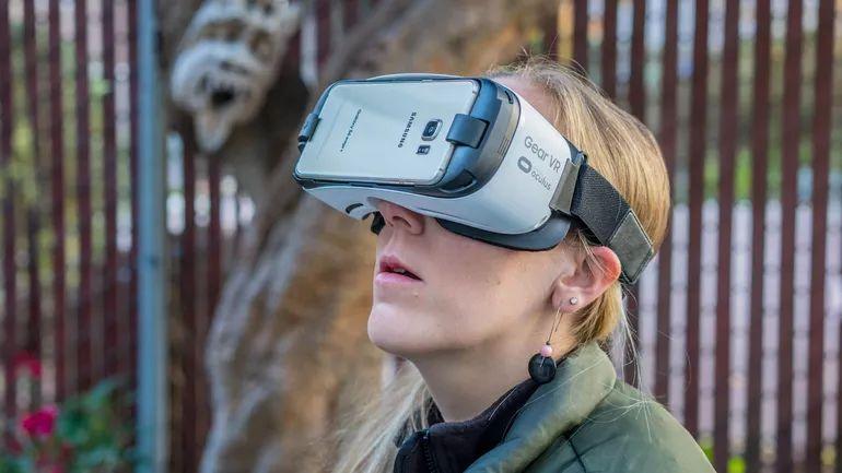 Kokeilimme myös Gear VR pohjaista immersiivistä VR:ää itse paikalla erittäin kirkkaalla auringonpaisteella, ja se toimi hyvin.