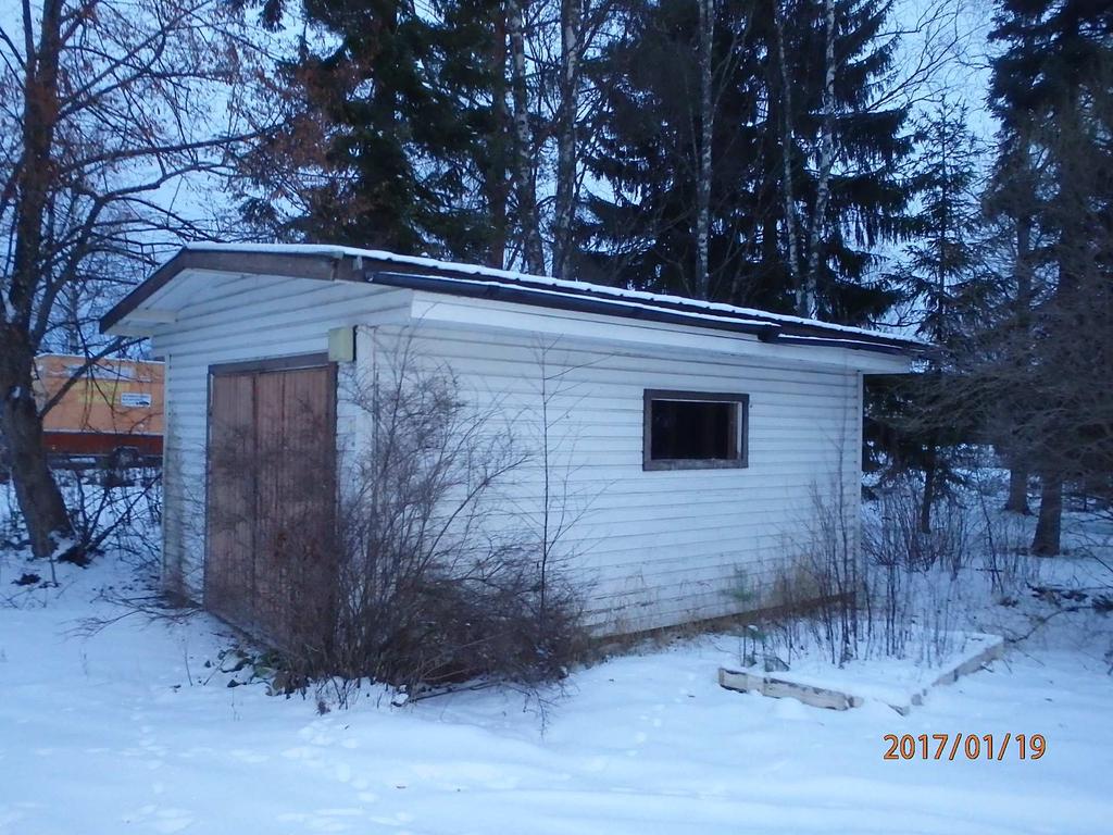 11 9.1.2 Pihavarusteet Pihavarusteena on hyvin iäkäs ulkorakennus (autotalli). Pihavarusteiden suhteen ei erityistä mainittavaa. 9.1.3 Jätehuolto Kiinteistön jätehuolto (bio- ja kuivajätteet) on järjestettävä aina kulloisenkin kunnan antaman ohjeistuksen mukaisesti.