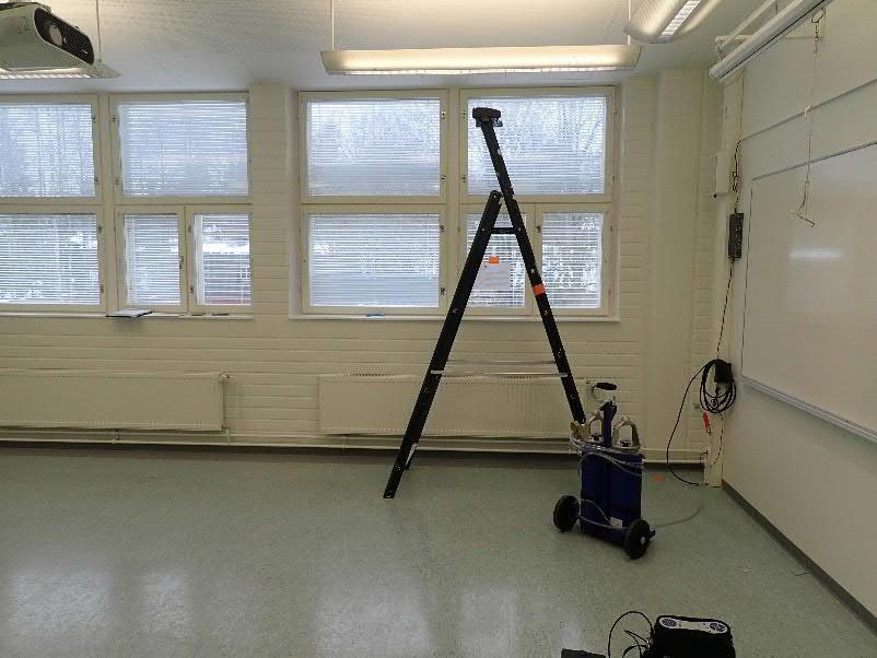 Merkkiainekaasulla havaittiin ilmavuotokohta muovimaton ylösnoston takaa pilarin ja ulkoseinän tiilimuurauksen liitoskohdassa (kuva 4).