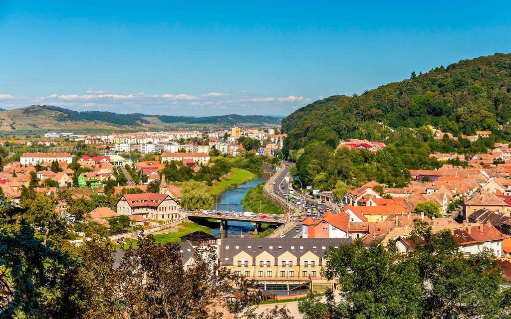 Romania on vielä toistaiseksi säilynyt suurilta matkailijavirroilta. Satojen vuosien historia, omaleimainen kulttuuri ja Karpaattien kauniit maisemat palkitsevat kuitenkin uteliaan matkailijan.