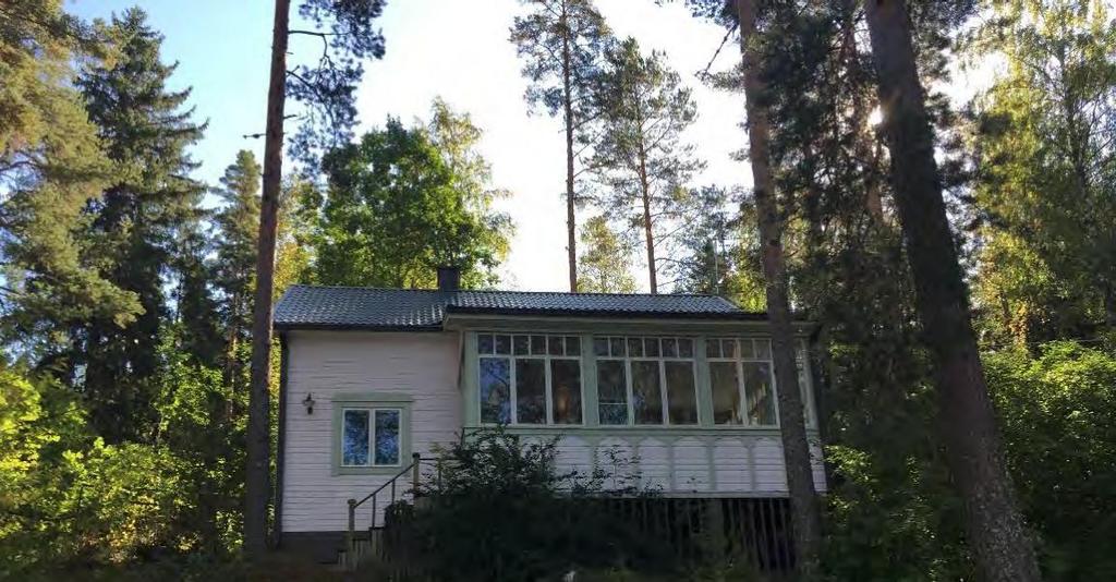 Kaava-alueen eteläpuolella on 1930- luvulla rakentunut lomarakennus.