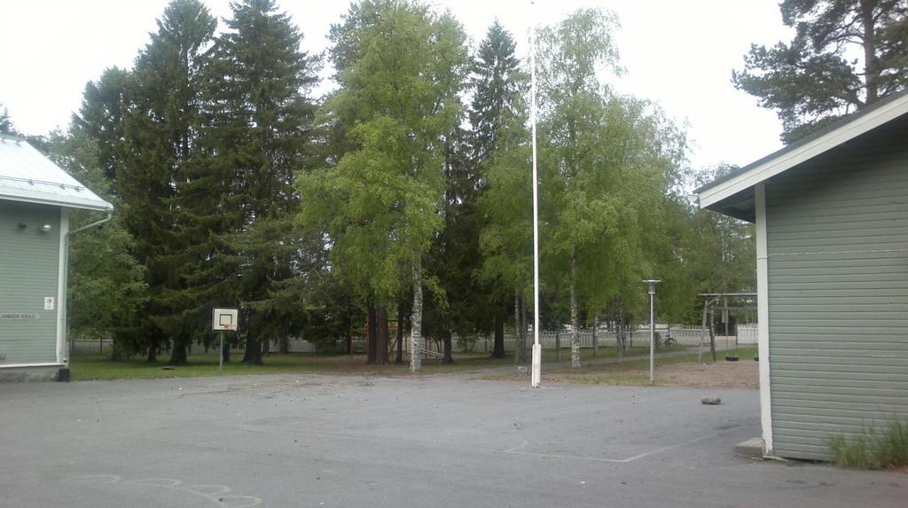 564-2407 Asemakaavan muutos 27.5.2019, Hietalanmäentie 25, 27 Koulurakennus muodostaa yhtenäisen miljöökokonaisuuden naapurikiinteistön pallokenttineen.