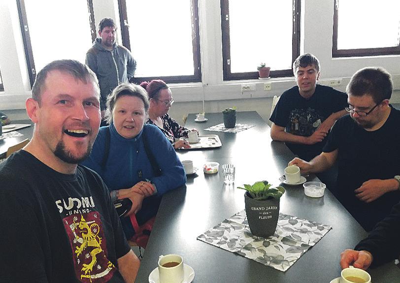 Kohta on kesäloma Keski-Suomen Kehitysvammaisten Tukiyhdistyksen jäsentiedote 2/2019 Mä odotellut oon niin monen monta päivää. Nyt kesäloma on, en tunne surun häivää.