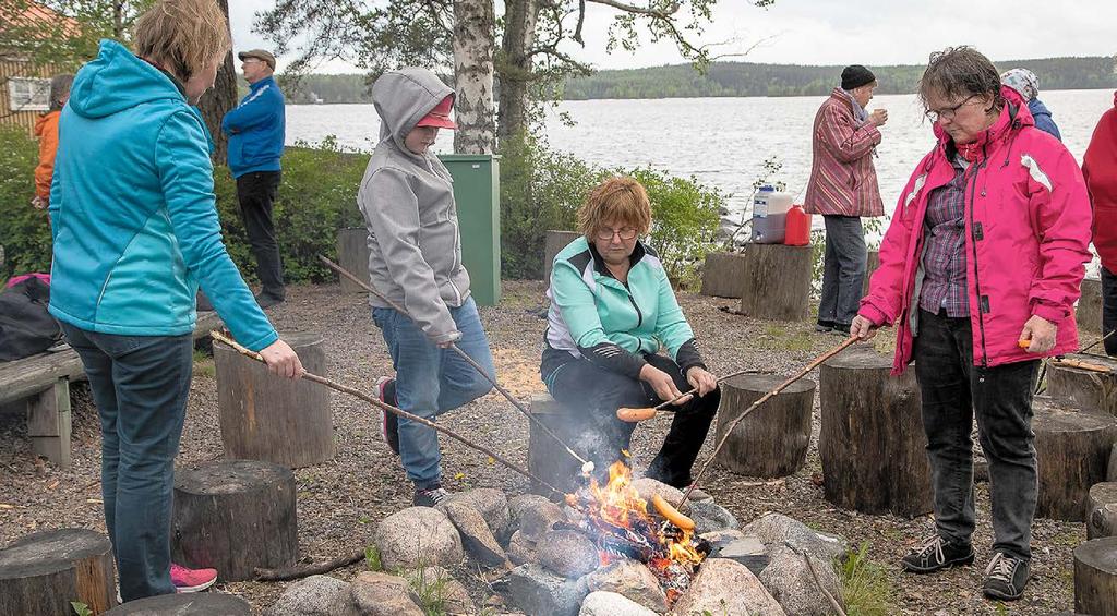 Vertaistuki antaa voimia Vertaiskahvit -illat syntyivät, kun aloimme miettiä, millaista tukea seurakunnan vapaaehtoistyöntekijät tarvitsevat.