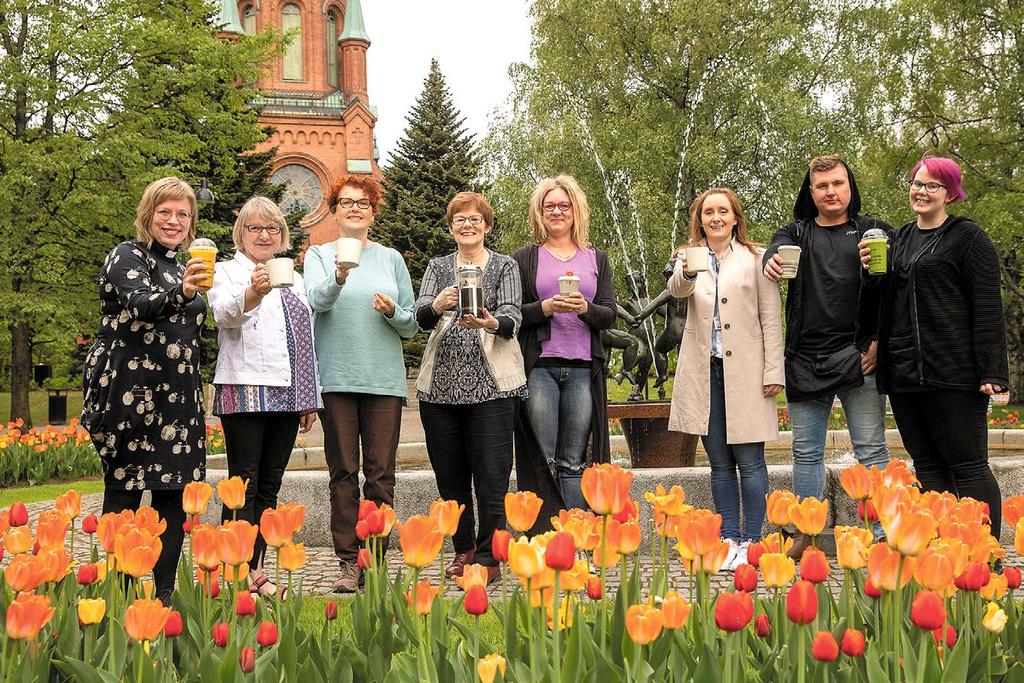 Kirkkopuiston kesä: elämää ja herkuttelua Kesän koittaessa Aleksanterin kirkkoa ympäröivä kaunis Kirkkopuisto herää uudenlaiseen elämään.