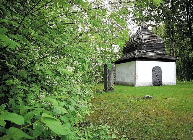 Tervetulleita ovat kaikenikäiset: koululaiset ja nuoret, äidit, isät, isovanhemmat, kummit lapsen tai lapsenlapsen kanssa, seuraa kaipaavat, ikääntyneet.
