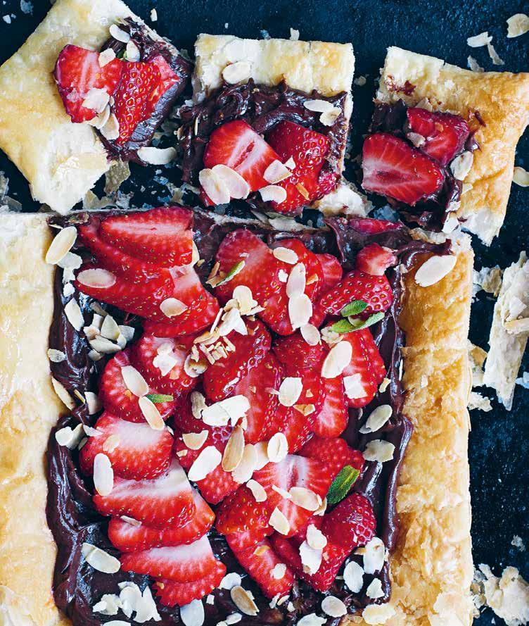 Nopea jälkiruokapizza hasselpähkinälevitettä ja mansikoita 6 annosta. 30 minuuttia. Uuni 175.