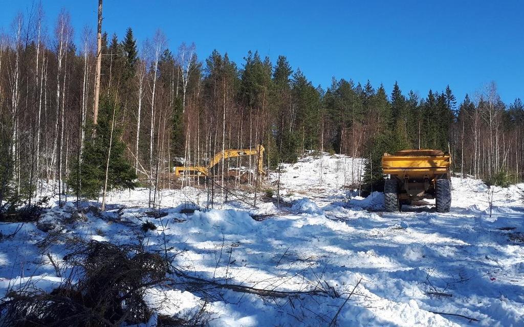 Maastossa tehtiin valmistelevia töitä Liipolassa (työmaa-alueen aitaaminen, työmaateiden rakentaminen, kallion kuorinta).