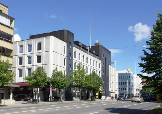 23 Näkymä Itsenäisyydenkatua itään. Ylhäällä nykytilanne, alhaalla viitesuunnitelma.