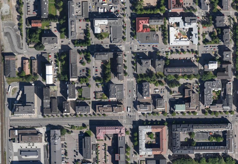 6 2. LÄHTÖKOHDAT 2.1 Selvitys suunnittelualueen oloista 2.1.1 Alueen yleiskuvaus 2.1.2 Luonnonympäristö 2.1.3 Rakennettu ympäristö Yhdyskuntarakenne Suunnittelualue sijaitsee XVI kaupunginosassa (Tammela) kaupungin ydinkeskustan itäpuolella osoitteessa Itsenäisyydenkatu 7 9.