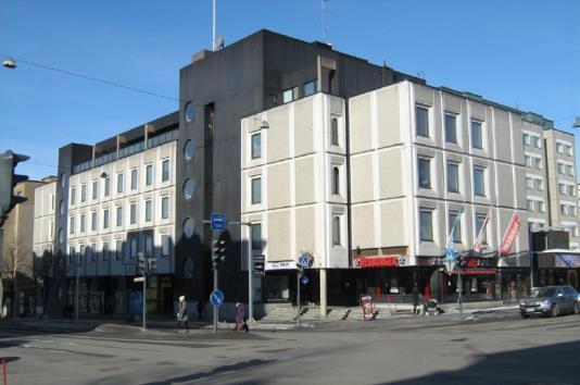 Kortteleiden rakennukset on toteutettu pääosin 1970-luvulla ja niille on tyypillistä elementtirakentaminen, pohjakerroksen autotallit sekä sisäänvedetyt kattokerrokset.