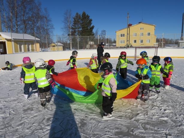 Turvallinen arki lämmin vuorovaikutus Toimimalla pienryhmissä läsnä olevan aikuisen kanssa, luodaan lapsilähtöinen, turvallinen ja vuorovaikutukseen rohkaiseva oppimisympäristö.