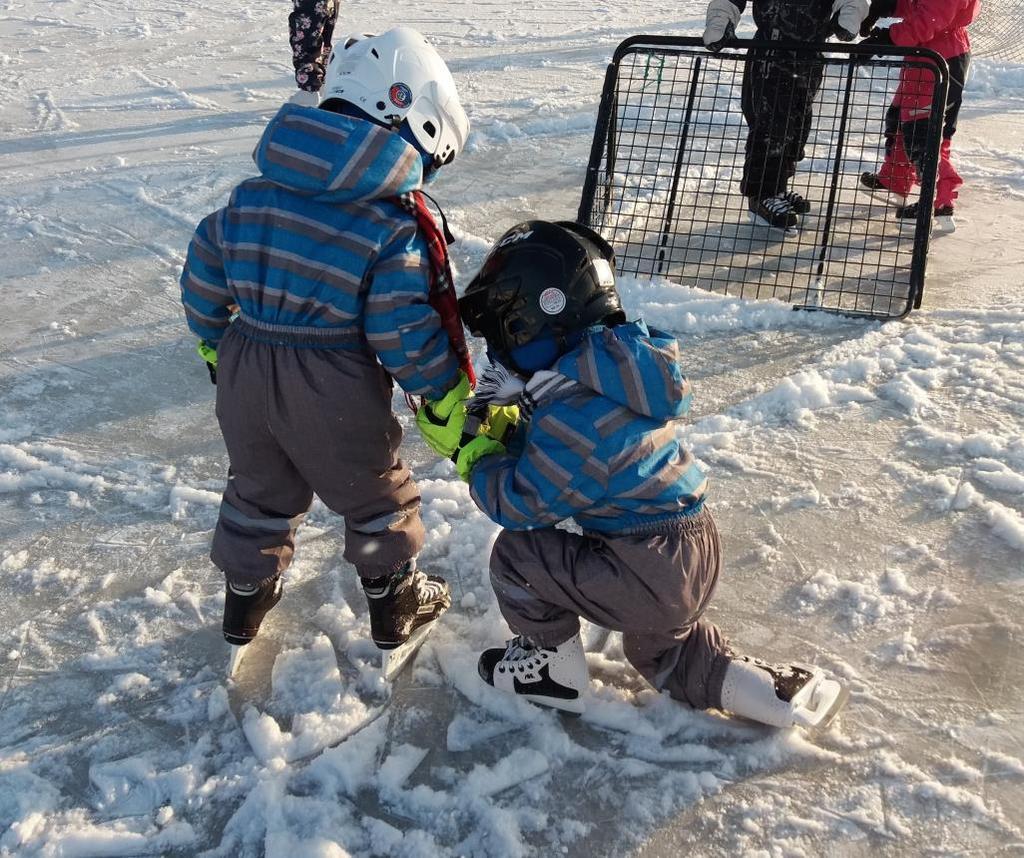 Minä ja meidän yhteisömme Kaveria autetaan myös luistelukentällä Lasten kanssa harjoitellaan päivittäin kaveritaitoja ja oikean ja väärän erottamista.