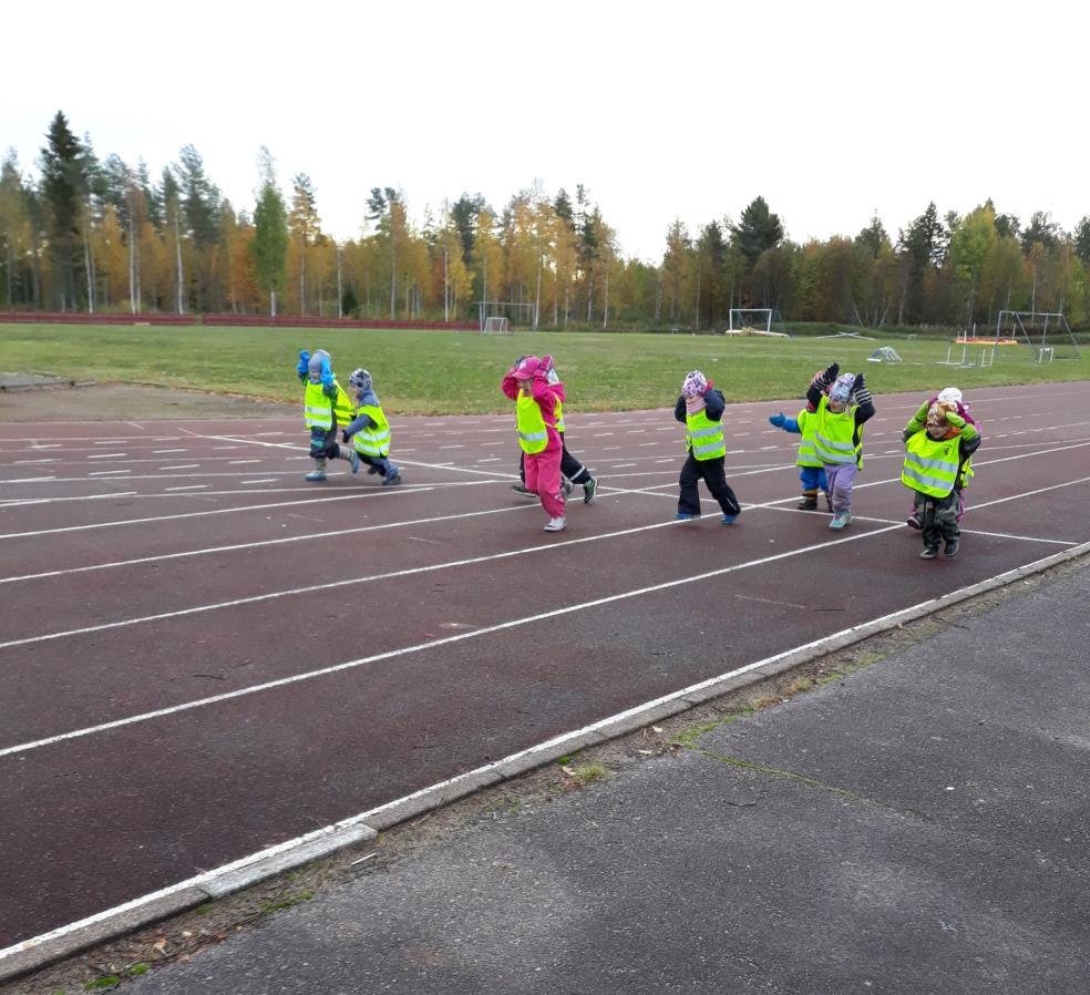 Eläinjumppaa Kärkiniemen urheilukentällä Liikumme lasten kanssa paljon kävellen ja teemme säännöllisesti retkiä lähiympäristöön.