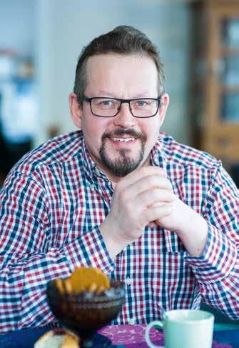 elävästä elämästä Hannulla on 20-vuotinen ura meijerin hallinnossa ja maidontuottajana. Aikoinaan hän toimi myös sorkkahoitajana. Liharotusonnien osuus on vähitellen noussut 25 prosenttiin.