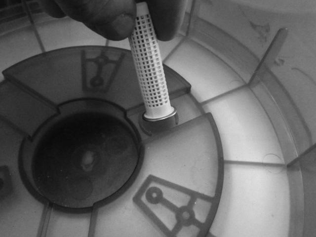 2. Aseta SecoSan Stick 10 sille tarkoitettuun pidikkeeseen vesisäiliön pohjalle. Tuoksuöljytoiminto Laite tarjoaa lisäksi mahdollisuuden tuoksun levitykseen käytön aikana.