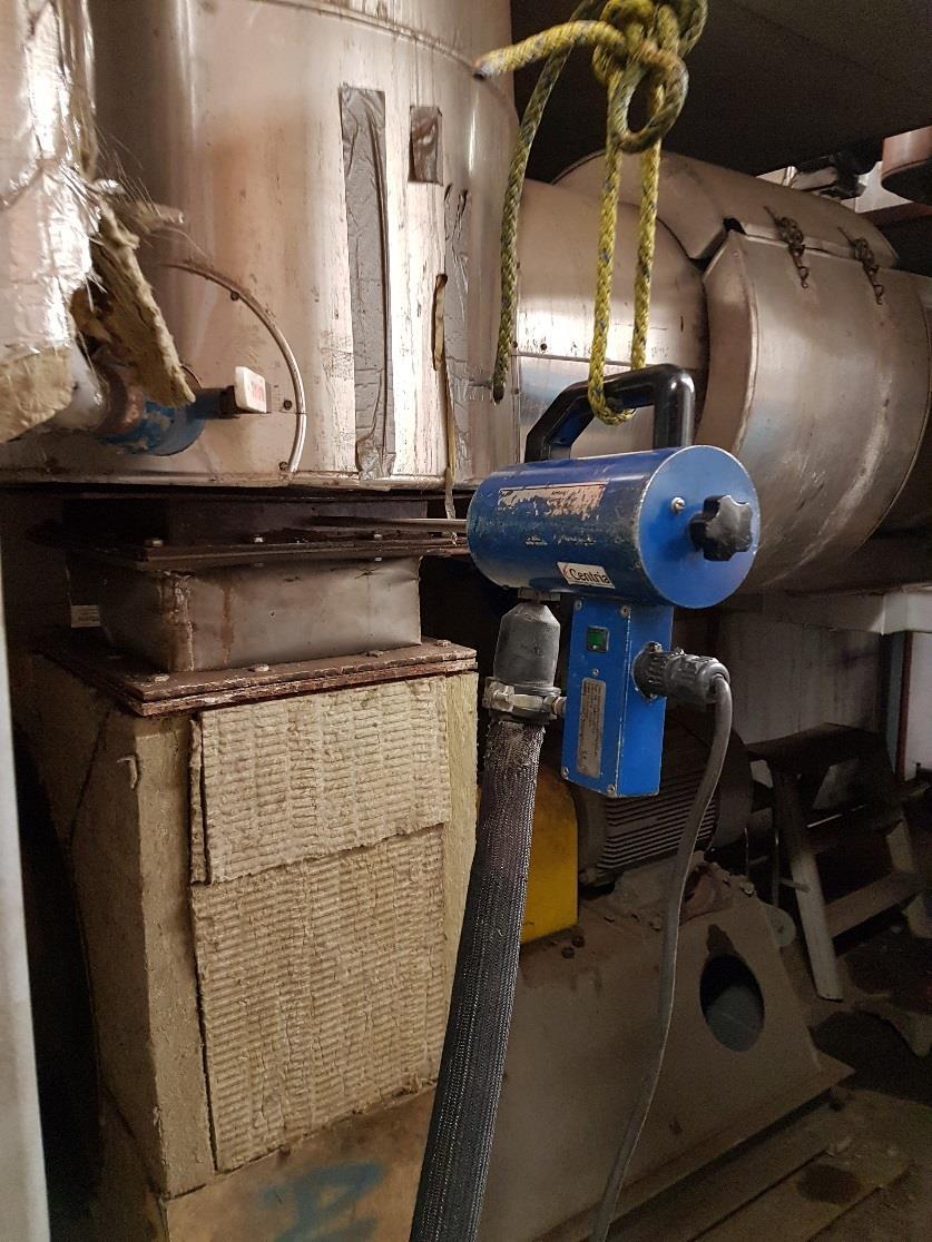42 KUVA 13. Näytteenottosondi savukaasupuhaltimen painepuolen kanaalissa Mittauksia aloitettaessa leijupetimateriaalina oli 800 litraa kvartsihiekkaa.
