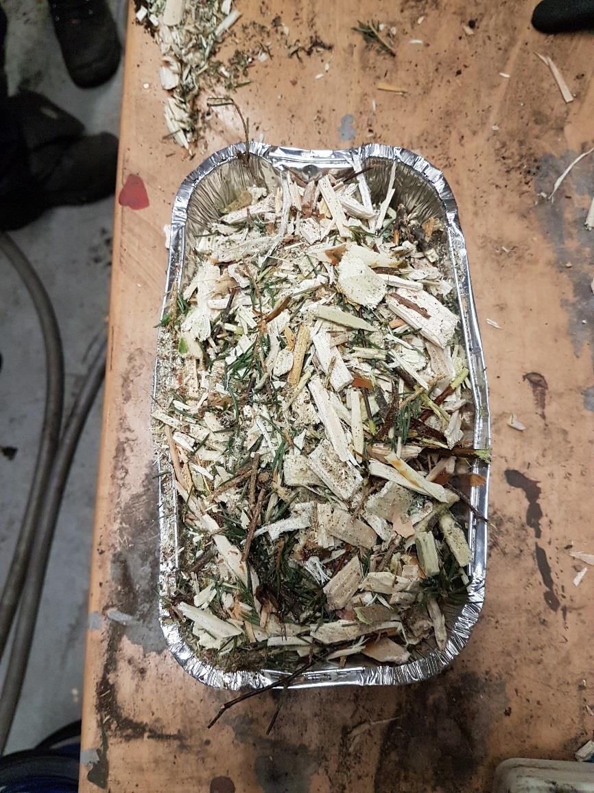 63 KUVA 22. Metsätähdehake Ennen dolomiitinsyöttöä tehtiin tunnin referenssimittaus ja kerättiin tuhkanäytteet. Dolomiittia lisättiin viisi kertaa 30 kg:n erissä.