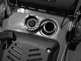 Risk för skada på maskinen! Skruva av tanklocket Maskinen och levereras ta bort det. utan motor- eller växellådsolja. OBS! Före användning måste du fylla den med motor- och växellådsolja.