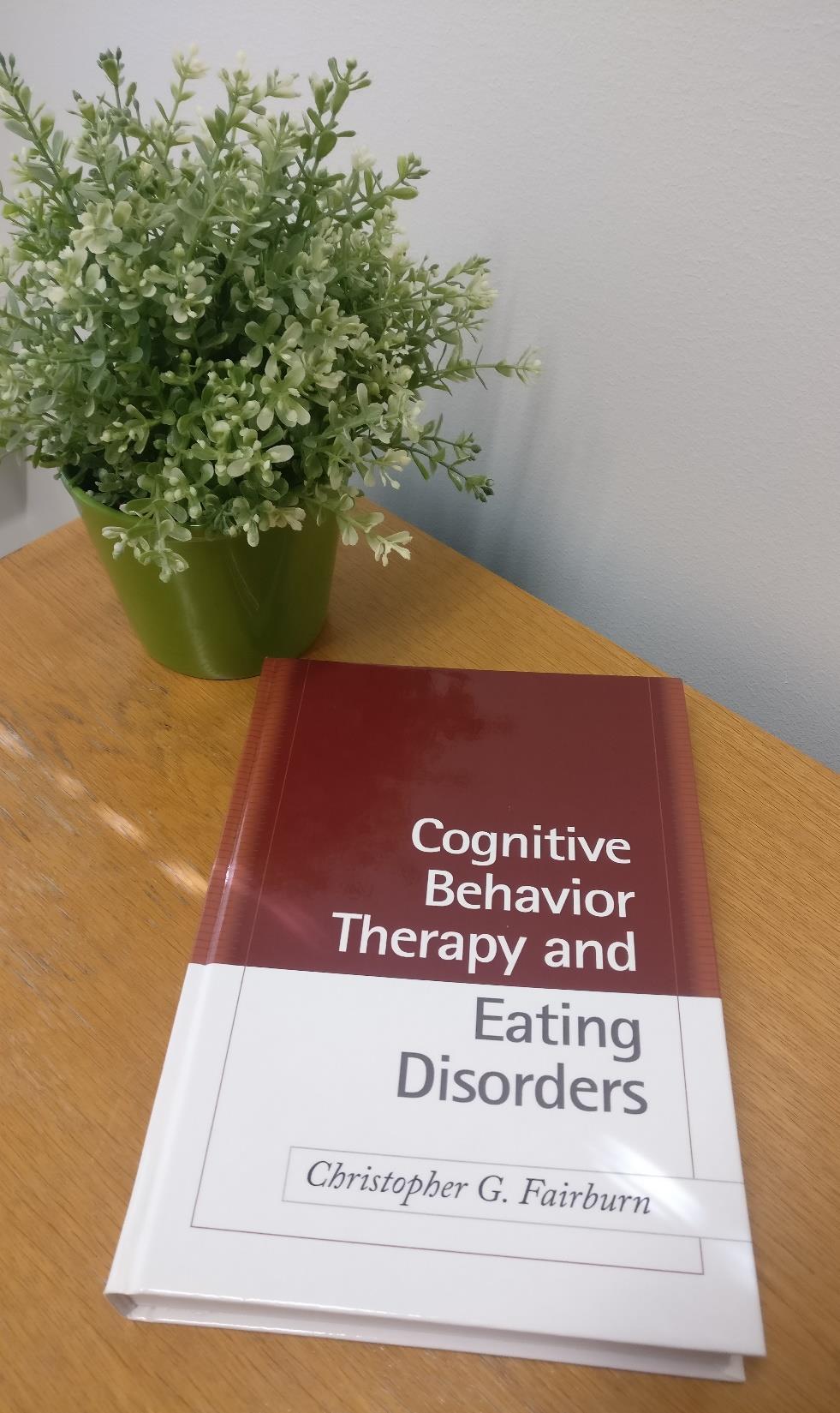 TRANSDIAGNOSTINEN KBT (CBT-E) Kognitiivis-behavioraalinen terapia = KBT pohjautuu Christopher Fairburnin menetelmään näyttöön perustuva