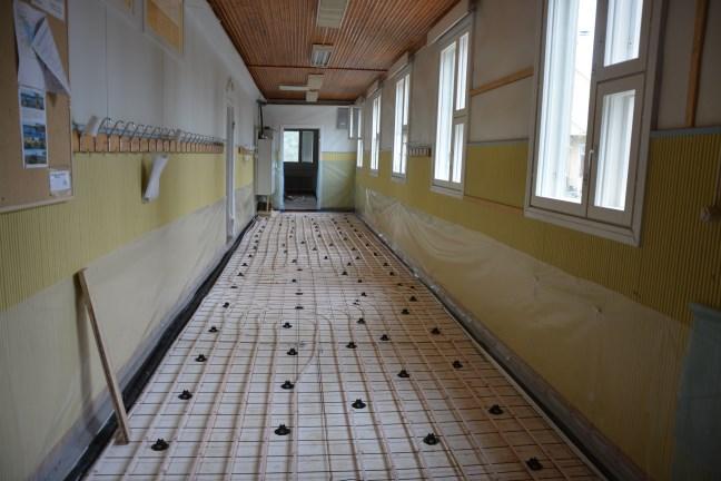 5) Sisätilan lattioiden maalaus.