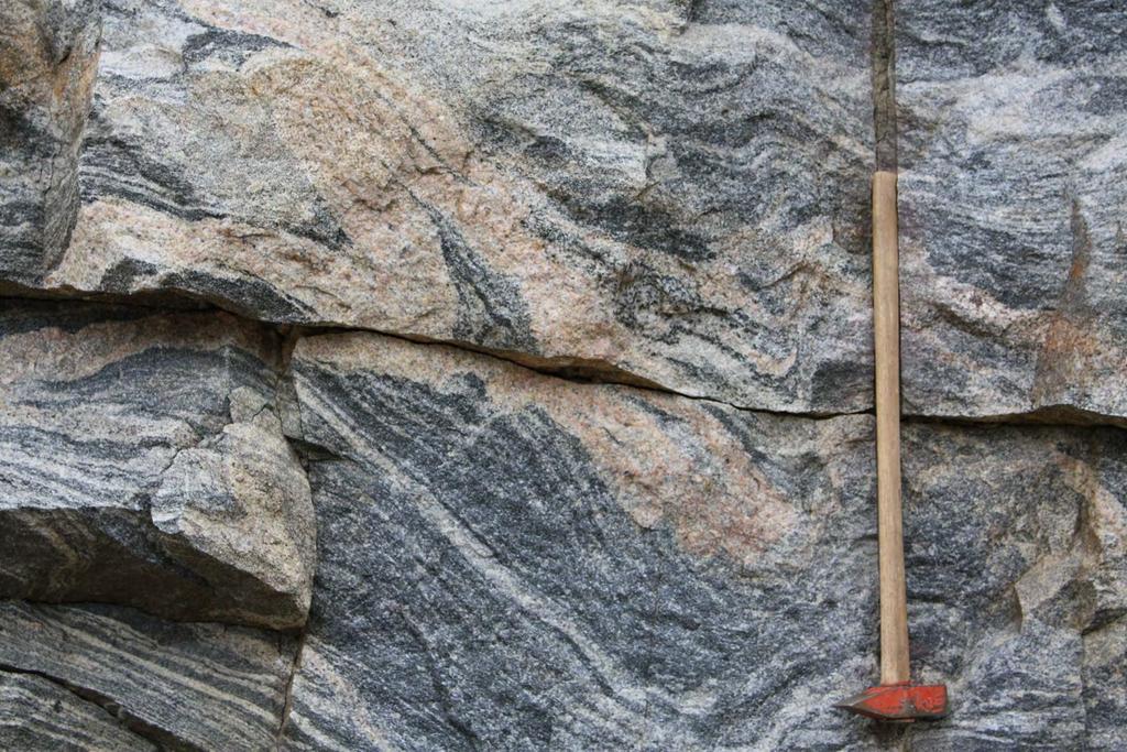 Migmatisoitunut TTG Nuorempi graniittijuoni Osittaissulamisessa muodostuneita vaaleita raitoja 7 Yleistetty kallioperäkartta 1M