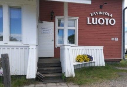 Ravintolalla on ulkoterassi, jonne pääsee esteettömälle pitkospuureitille johtavaa sorakujaa pitkin.