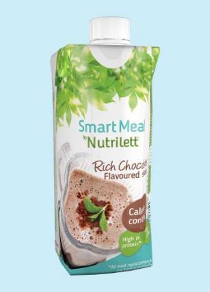 Nutrilett Smart Meal smoothie Rich Chocolate AINESOSAT (VL, G) Rasvaton maito, vesi, sakkaroosi, vähärasvainen kaakaojauhe (1,7 %), auringonkukkaöljy, maitoproteiinitiiviste, sikurijuurikuitu