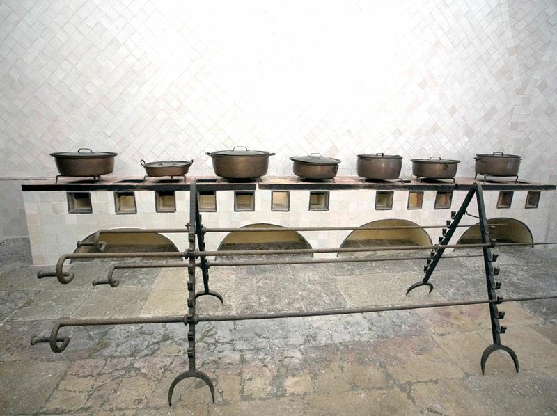 Sintran keskiaikaisen kaupunginpalatsin keittiötä. Suiponmuotoinen katto toimi savupiippuna.