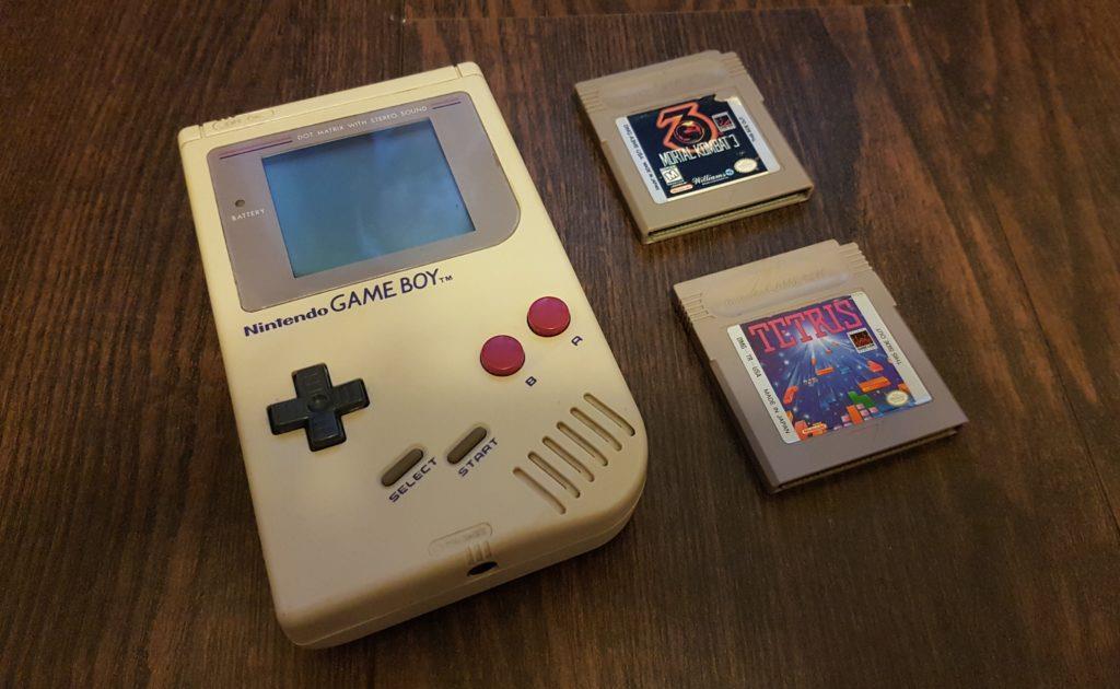 Vuonna 1980 Nintendo tuli mukaan kannettavien pelilaitteiden markkinoille julkaisemalla Game & Watch -laitteen.