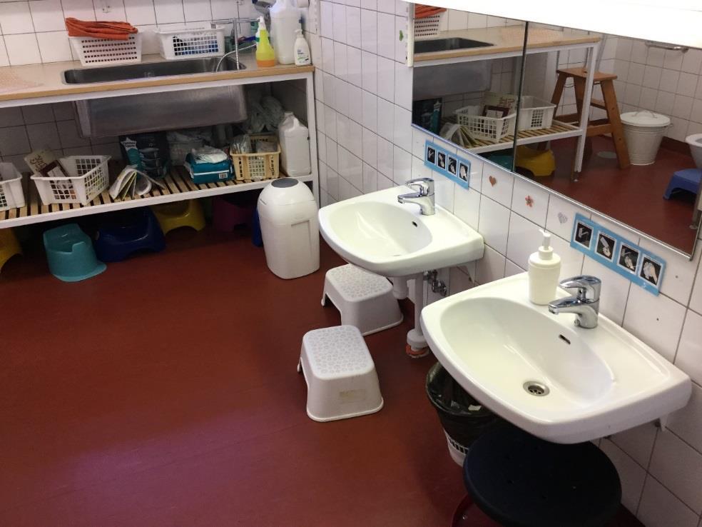 2.2. Käyttövesijärjestelmät - Käyttövesijärjestelmät tarkastettiin silmämääräisesti. - Rakennuksessa ei ole lämpökeskusta. Käyttövesi lämmitetään sähköisessä lämminvesivaraajassa.
