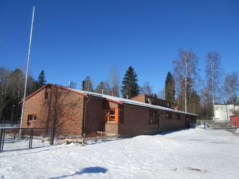 1.7 Ulkoseinät, julkisivut - Julkisivujen tiilimuurauksissa ei todettu halkeamia. - Ulkoseinien sisäpinnoilla ei ole todettu kosteuden aiheuttamia vauriojälkiä.